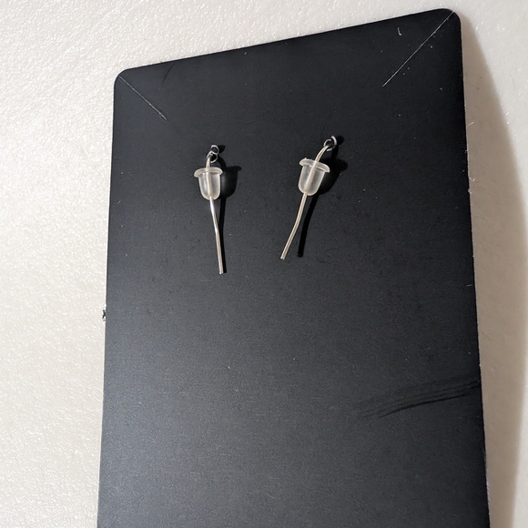 🎀$5 Silver Heart Earrings - Picture 3 of 5